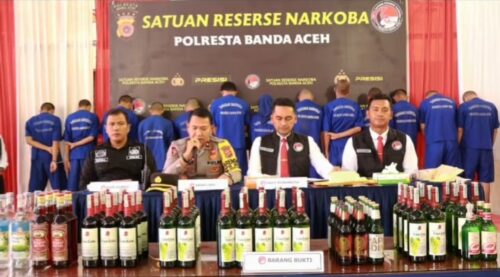 Kabag Ops Polresta Banda Aceh Kompol Yusuf Hariadi didampingi Kasat Resnarkoba AKP Ferdian Chandra memberikan keterangan penyitaan miras dalam konferensi pers di Lapangan Indoor Polresta Banda, Senin (18/3)