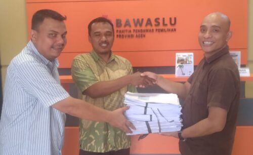 Tgk Agus Dian Purnama dari PAS Aceh menyerahkan bukti-bukti dugaan penggelembungan suara DPRA di Dapil 6 Aceh Timur ke Panwaslih Aceh