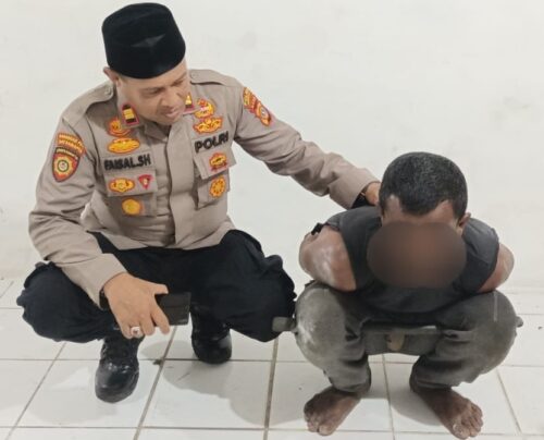 Pelaku berinisial AA (45), saat diamankan di Polsek Dewantara Polres Lhokseumawe Selasa siang (19/3)
