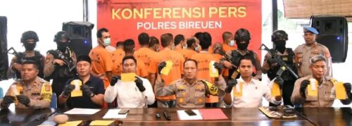 Kapolres Bireuen AKBP Jatmiko memberikan keterangan penangkapan 11 tersangka kasus narkoba dan 3 remaja terlibat perusakan barang milik orang lain