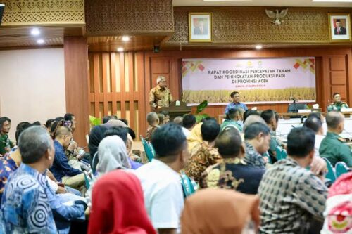 Pj Gubernur Aceh Bustami Hamzah membuka sekaligus memberi pengarahan pada rapat koordinasi percepatan tanam dan peningkatan produksi padi di Aceh, di Gedung Serbaguna Setda Aceh, Kamis (21/3)