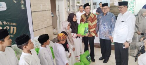 Irjen Kemenag Faisal Ali Hasyim didampingi Kakanwil Kemenag Aceh Azhari MSi dan Kabag TU Ahmad Yani menyerahkan secara simbolis bantuan paket Ramadhan di aula Kanwil, Jum'at, 22 Maret 2024