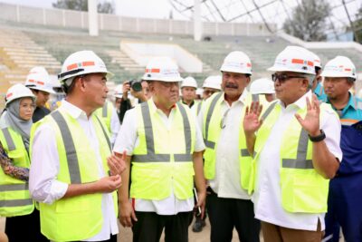 Menko PMK Muhadjir Effendy didampingi Pj Gubernur Aceh Bustami Hamzah dan Ketua Umum KONI Marciano Norman, meninjau lokasi pembangunan venue utama PON XXI Aceh-Sumut 2024, di Stadion Harapan Bangsa, Lhong Raya, Banda Aceh, Rabu (27/3)