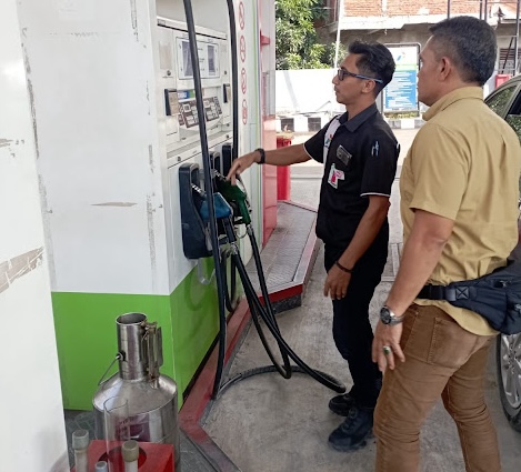 Personel gabungan operasional Unit Tipiter Sat Reskrim Polresta Banda Aceh melakukan kegiatan pengecekan di tiga SPBU yang ada di kota Banda Aceh, Kamis (28/3/2024)