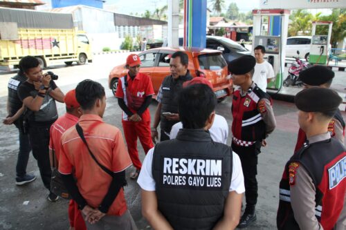 Personel Satreskrim Polres Gayo Lues mengecek sejumlah SPBU untuk mengantisipasi praktik curang penjualan BBM jelang hari raya Idulfitri 1445 hijriah, Kamis, 28 Maret 2024