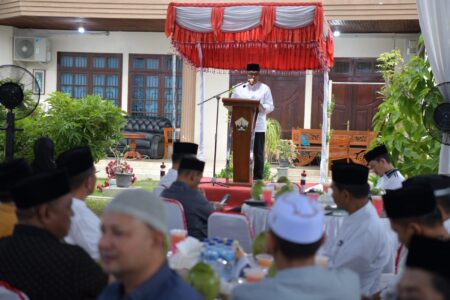 Pj Gubernur Aceh Bustami Hamzah menggelar silaturahmi dan buka puasa bersama dengan Forkopimda, tokoh dan masyarakat Bireuen di Kediaman Mertua Pj Gubernur Aceh, Haji Subarni, Ahad sore (31/3)
