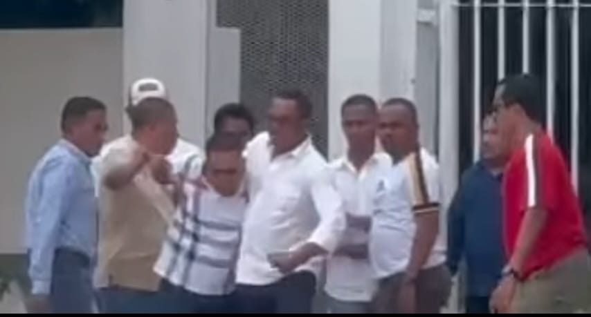 Wakil Presiden Persiraja Banda Aceh Iswahyudi alias Yudi Cot Ara dikeroyok sejumlah orang di halaman Stadion Madya Gelora Bung Karno (GBK), Jakarta, Jum'at (8/3) siang