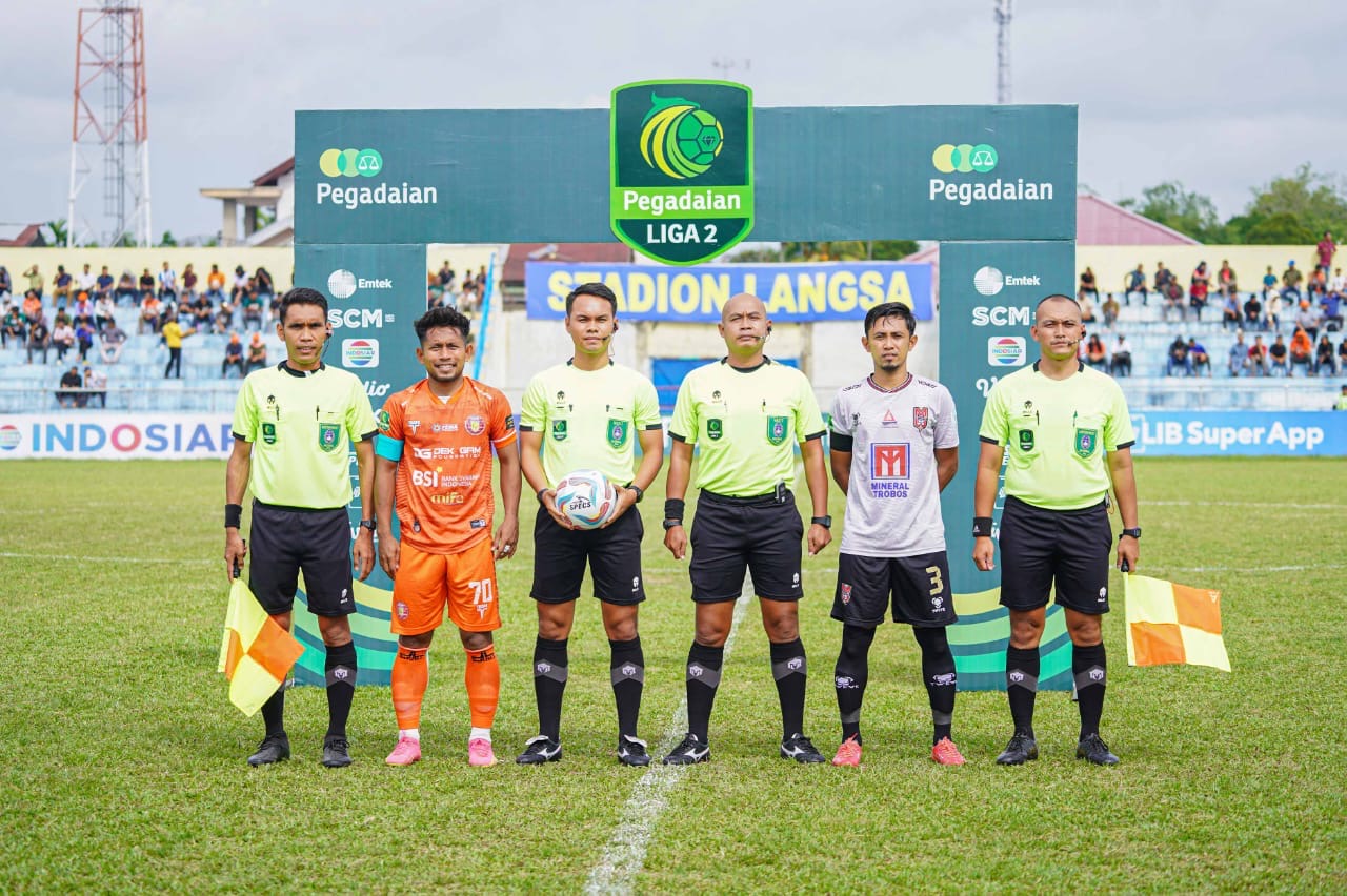Wasit Cahya Sugandi (tengah) yang memimpin laga Persiraja vs Malut United