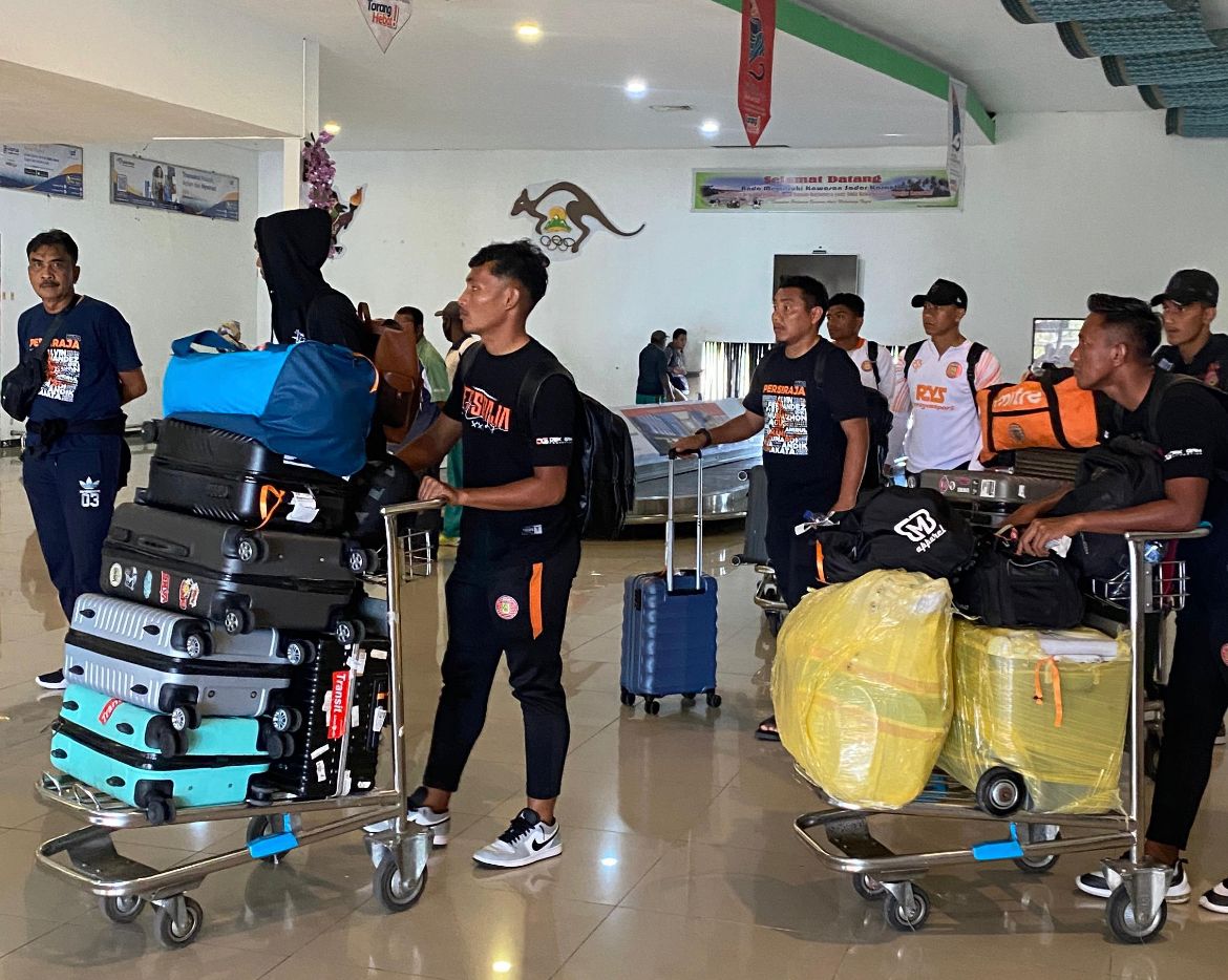 Tim Persiraja Banda Aceh saat ini masih berada di Biak. Usai pertandingan semifinal Liga 2 2023/2024 menghadapi tuan rumah PSBS Biak, Persiraja belum bisa kembali ke Aceh