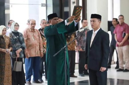 Rektor USK Prof Dr Ir Marwan melantik Dr dr Safrizal Rahman MKes SpOT sebagai Dekan baru Fakultas Kedokteran masa jabatan 2024 – 2026 di Lobby Gedung AAC Dayan Dawood Darussalam Banda Aceh, Senin (1/4/2024)