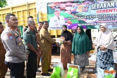 Sekda Aceh Besar Sulaimi bersama unsur Forkopimda Aceh Besar mengikuti zoom meeting apel siaga pengamanan pasokan dan harga pangan priode HBKN jelang Hari Raya Idul Fitri 2024 melalui kegiatan gerakan pangan murah serentak nasional di Masjid Besar Baitul Kiram, Peukan Biluy Kecamatan Darul Kamal, Aceh Besar, Senin pagi (1/4/2024). (FOTO/MC ACEH BESAR)