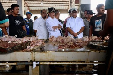 Pj Gubernur Aceh Bustami Hamzah didampingi Pj Bupati Aceh Besar Muhammad Iswanto, Pj Wali Kota Banda Aceh Amiruddin memantau stok bahan pangan dan daging jelang Idul Fitri di Pasar Al-Mahirah Lamdingin Banda Aceh, Sabtu (6/4/2024)
