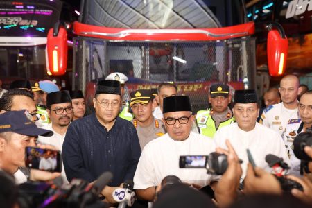 Pj Gubernur Aceh Bustami Hamzah bersama Kapolda Aceh Irjen Achmad Kartiko, Pangdam Iskandar Muda Mayjen TNI Niko Fahrizal meninjau Pos Terpadu Lebaran 2024 di Terminal Terpadu Batoh, Sabtu malam (6/4)