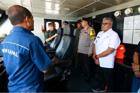 Pj Gubernur Aceh Bustami Hamzah bersama Pangdam Iskandar Muda Mayjen TNI Niko Fahrizal dan Kapolda Aceh Irjen Pol Achmad Kartiko meninjau Pelabuhan Ulee Lheue, Banda Aceh, Ahad (7/4)