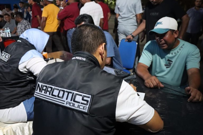 Puluhan sopir angkutan umum, baik bus maupun mobil penumpang lainnya, menjalani tes urine di Terminal Batoh, Banda Aceh, Sabtu (6/4/2024)