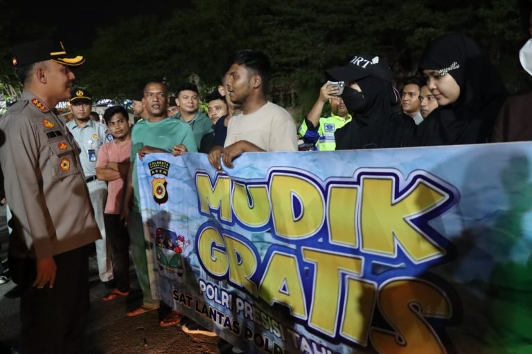Kapolresta Banda Aceh Kombes Pol Fahmi Irwan Ramli bersama pejabat utama Polresta melepaskan keberangkatan armada mudik gratis presisi Polri tahun 2024 di Terminal Batoh
