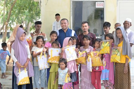 Yayasan BFLF Indonesia membagikan baju Lebaran kepada puluhan anak muslim pengungsi Rohingya yang saat ini ditampung di Gedung Balai Meuseuraya Aceh (BMA), Senin, 8 April 2024
