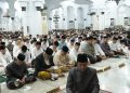 Pj Gubernur Aceh Bustami Hamzah bersama Forkopimda melaksanakan Shalat Idul Fitri 1445H di masjid Raya Baiturrahman Banda Aceh, Rabu pagi (10/4/2024)