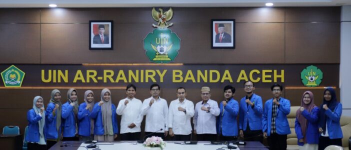 Rektor UIN Ar-Raniry Prof Dr Mujiburrahman MAg melepas sebanyak 13 mahasiswa untuk mengikuti program belajar di Jerman, Senin (1/4/2024)