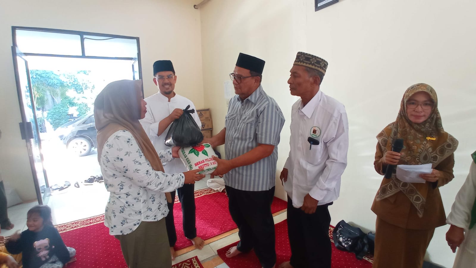 PW Ikatan Persaudaraan Haji Indonesia (IPHI) Aceh menyantuni kaum muallaf, menyambut rangkaian Hari Lahir ke-34 IPHI tahun 2024