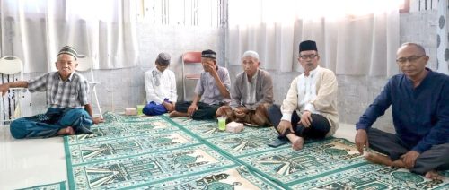 Kadis Sosial Aceh Muslem Yacob turut hadir mengikuti buka puasa bersama dengan puluhan lansia yang ada di UPTD Rumoh Sejahtera Geunaseh Sayang (RSGS) Dinsos Aceh, Selasa sore (2/4)
