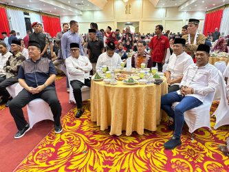 Pj Gubernur Aceh Bustami Hamzah bersama Forkopimda Aceh menghadiri acara buka bersama dengan DPP Partai Aceh di Gedung Amel Convention Hall Banda Aceh, Selasa sore (2/4)