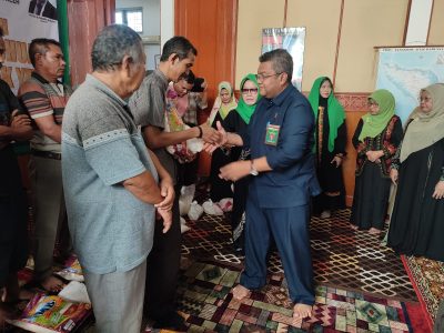 Ketua ICMI Aceh Dr Taqwaddin Husin saat menyerahkan paket bantuan untuk kaum dhuafa sebagai bentuk kepedulian