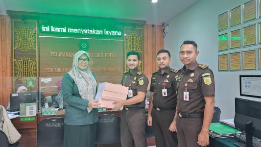 JPU Kejari Aceh Besar Rabu (3/4), melimpahkan ke Pengadilan Tipikor di PN Banda Aceh, berkas perkara dan empat tersangka dalam perkara dugaan korupsi proyek pembangunan Puskesmas Lamtamot (Gunung Biram) Kecamatan Lembah Seulawah, Aceh Besar Tahun 2019
