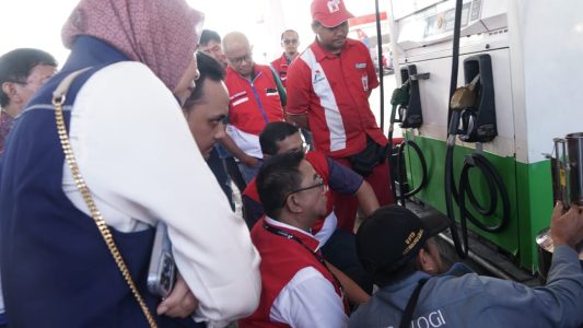 Direktur Keuangan PT Pertamina Patra Niaga Arya Suprihadi, Komisaris Pertamina Patra Niaga Muhammad Yusni dan Executive General Manager Pertamina Patra Niaga Regional Sumbagut, Freddy Anwar melakukan peninjauan kesiapsiagaan Satgas Ramadhan Idul Fitri (Rafi) 2024 di wilayah Aceh