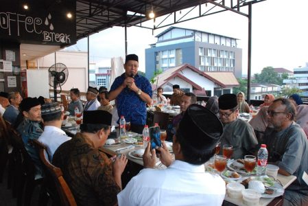Ketua Ikatan Keluarga Aceh Jaya (Ikajaya) Amal Hasan bersama sejumlah tokoh Aceh Jaya dalam acara silaturahmi dan buka puasa bersama di Banda Aceh, Jum'at, 5 April 2024