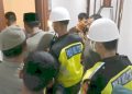 Personel TNI gabungan Polisi Militer (Denpom) IM/1 Lhokseumawe, Korem 011/Lilawangsa, Kodim 0103/Aceh Utara dan Satpol PP Lhokseumawe melakukan razia malam di sejumlah hotel yang ada di Kota Lhokseumawe, Sabtu malam (6/4)