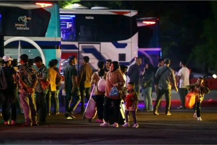 Jumlah penumpang mudik yang hendak pulang kampung halaman di Terminal Tipe A Batoh Banda Aceh mengalami lonjakan pada Senin malam (8/4)