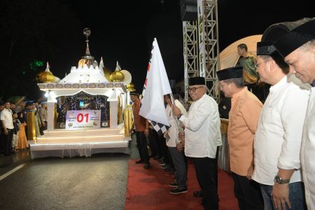 Pj Gubernur Aceh Bustami Hamzah bersama Forkopimda plus melepas peserta Pawai Takbir Keliling Idul Fitri 1445 H/2024 M di halaman Masjid Raya Baiturrahman Banda Aceh, Selasa (9/4/2024)