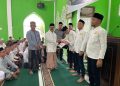 Kakanwil Kemenkumham Aceh Meurah Budiman, menyerahkan remisi secara simbolis kepada narapidana di Lapas Kelas IIA Banda Aceh di kawasan Lambaro, Aceh Besar, Rabu (10/4)