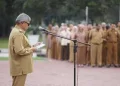 Pj Gubernur Aceh Bustami Hamzah memimpin apel perdana usai libur Idulfitri di Lingkup Setda Aceh dan BPKA di halaman Kantor Gubernur Aceh, Selasa (16/4/2024)