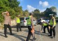 Polantas melakukan olah TKP di lokasi kecelakaan lalu lintas tunggal microbus jenis Isuzu Elf terjun ke jurang di kawasan Gampong Lamreh, Kecamatan Mesjid Raya, Aceh Besar, Senin (15/4)