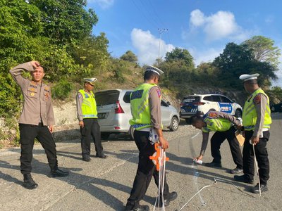 Polantas melakukan olah TKP di lokasi kecelakaan lalu lintas tunggal microbus jenis Isuzu Elf terjun ke jurang di kawasan Gampong Lamreh, Kecamatan Mesjid Raya, Aceh Besar, Senin (15/4)