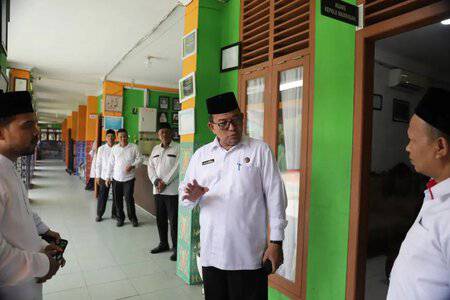 Kakanwil Kemenag Aceh Azhari melakukan Sidak sejumlah madrasah dan KUA di wilayah Banda Aceh dan Aceh Besar, Selasa, 16 April 2024
