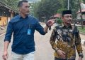 Haji Uma bersama staf ahli Muhammad Daud, menyampaikan belum memutuskan maju di Pilkada Aceh 2024
