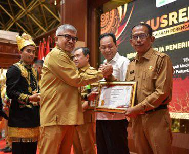 Pj Gubernur Aceh Bustami Hamzah menyerahkan Anugerah Prof A. Majid Ibrahim 2024 Ketegori Kabupaten Terbaik 1 Pidie Jaya, Terbaik 2 Bireuen dan Terbaik 3 Aceh Barat pada pembukaan Musrembang Aceh Tahun 2024 dalam rangka Penyusunan RKPA Tahun 2024 di Anjong Mon Mata, Banda Aceh, Senin (22/4/2024).