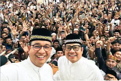 Mantan capres-cawapres Anies Baswedan dan Muhaimin Iskandar naik ke atas mimbar Masjid Raya Baiturrahman Banda Aceh dan menyapa warga, Jum'at (3/5/2024)