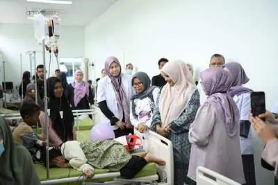 Pj Ketua PKK Aceh Mellani Subarni mengunjungi RSUDZA Banda Aceh guna membezuk pasien Thalasemia yang sedang menjalani perawatan di rumah sakit itu, Rabu (8/5/2024)