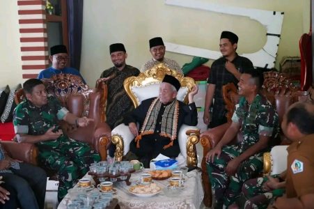 Danrem 011/Lilawangsa Kolonel Inf Ali Imran bersama Dandim Aceh Utara berkunjung ke kediaman ulama Kharismatik Aceh Abu Hasballah Keutapang, di Desa Keutapang, Kecamatan Nisam, Aceh Utara, Selasa (14/5). (Foto: Dok. Penrem Lilawangsa)