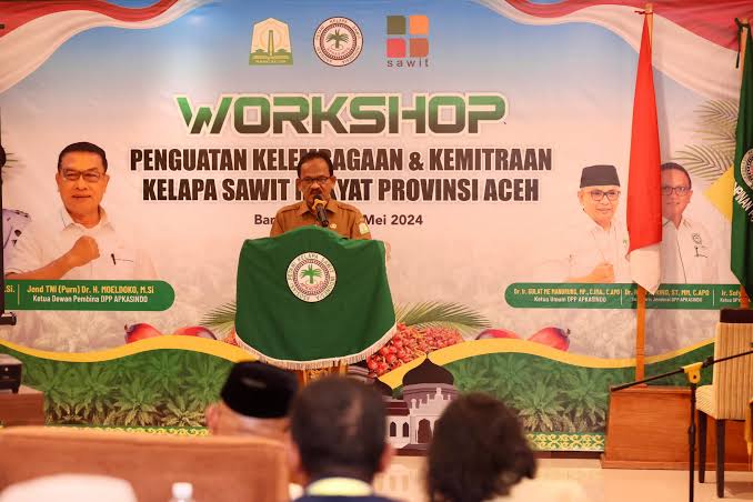 Asisten II Setda Aceh Ir Mawardi menyampaikan sambutan sekaligus membuka Workshop Penguatan kelembagaan dan kemitraan kelapa sawit rakyat Provinsi Aceh, di Hotel Grand Arabia Banda Aceh, Selasa, 6 Mei 2024. (Foto: Dok. Biro Adpim Setda Aceh)