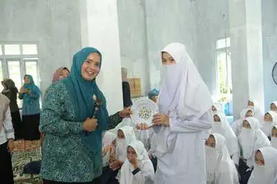 Pj Ketua Tim Penggerak PKK Aceh Mellani Subarni mengajak santri mengonsumsi Pangan Beragam, Bergizi, Seimbang dan Aman (B2SA), di Dayah Ruhul Falah Samahani, Kecamatan Kuta Malaka, Aceh Besar, Selasa (7/5). (Foto. Dok. PKK Aceh)