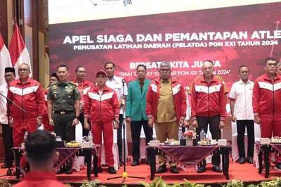 Pj Gubernut Aceh Bustami Hamzah bersama Wali Nanggroe Malik Mahmud pada Apel Siaga dan Pemantapan PELATDA PON XXI 2024 di Anjong Mon Mata, Pendopo Gubernur Aceh, Senin (13/5/2024). (Foto: Dok. Biro Adpim Setda Aceh)