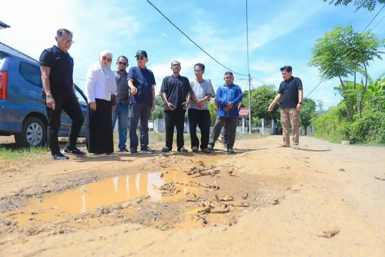 Pj Wali Kota Banda Aceh Amiruddin turun meninjau langsung kondisi jalan rusak yang di pemukiman warga, Jum'at, 24 Mei 2024. (Foto: For Infoaceh.net)
