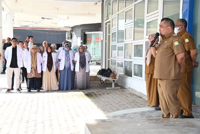 Pj Bupati Aceh Besar, Muhammad Iswanto memimpin upacara apel bersama sekaligus memberikan arahan di RUSD Aceh Besar, Kecamatan Indrapuri, Aceh Besar, Senin (27/5/2024). (Foto: For Infoaceh.net)
