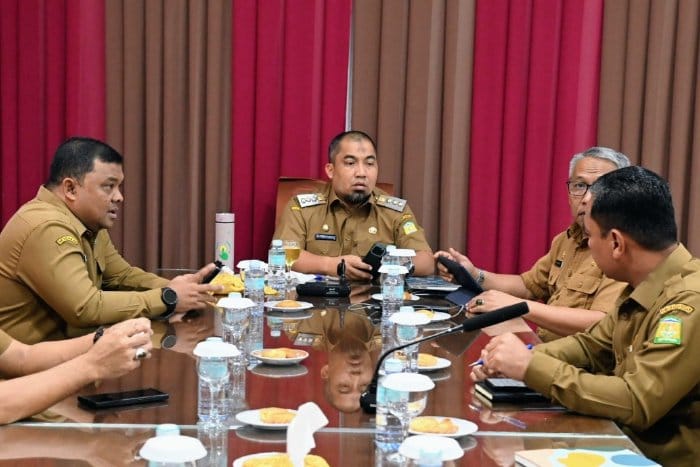 Pj Bupati Aceh Besar, Muhammad Iswanto bersama Sekda Aceh Besar Sulaimi MSi memimpin rapat UMKM Bazar dalam rangka HUT Kota Jantho Tahun 2024 di Gedung Dekranasda, Gampong Gani, Kecamatan Ingin Jaya, Aceh Besar, Selasa (28/5/2024). (Foto: For Infoaceh.net)