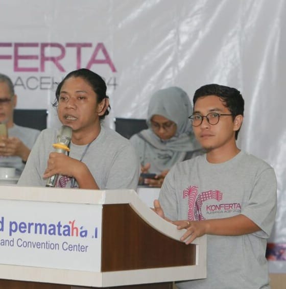 Reza Munawir bersama Zuhri Noviandi menyampaikan pidato usai terpilih sebagai Ketua dan Sekretaris AJI Banda Aceh periode 2024-2027 dalam Konferta X, di Hotel Permata Hati, Banda Aceh, Selasa (28/5). Foto: AJI Banda Aceh